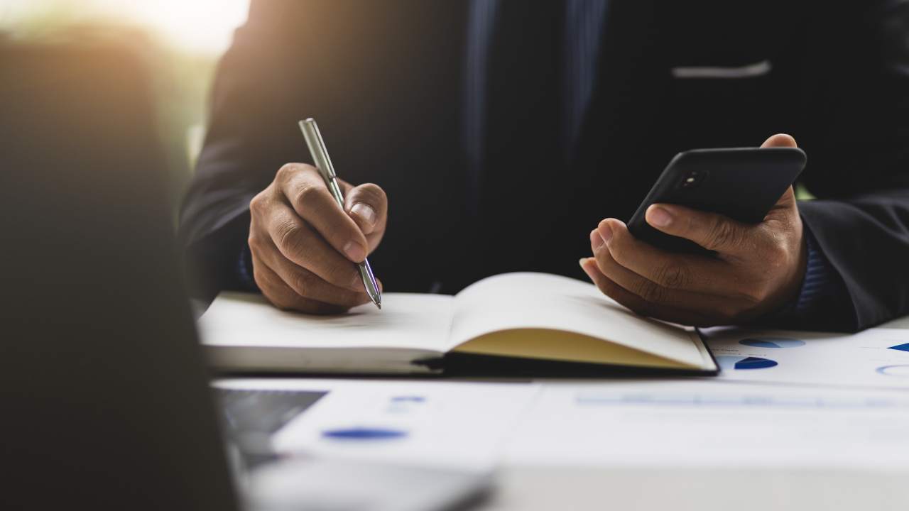 Dirigeant de PME du bâtiment calculant ses coefficients de vente et son prix de vente