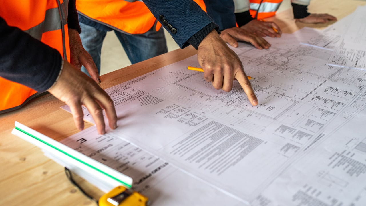 Planning de chantier détaillé avec des tâches colorées sur un tableau de bord.