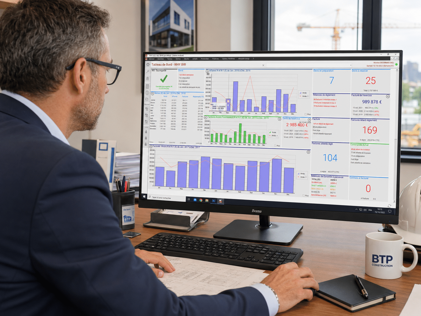 Dirigeant analysant la rentabilité de ses chantiers sur le tableau de bord WHY