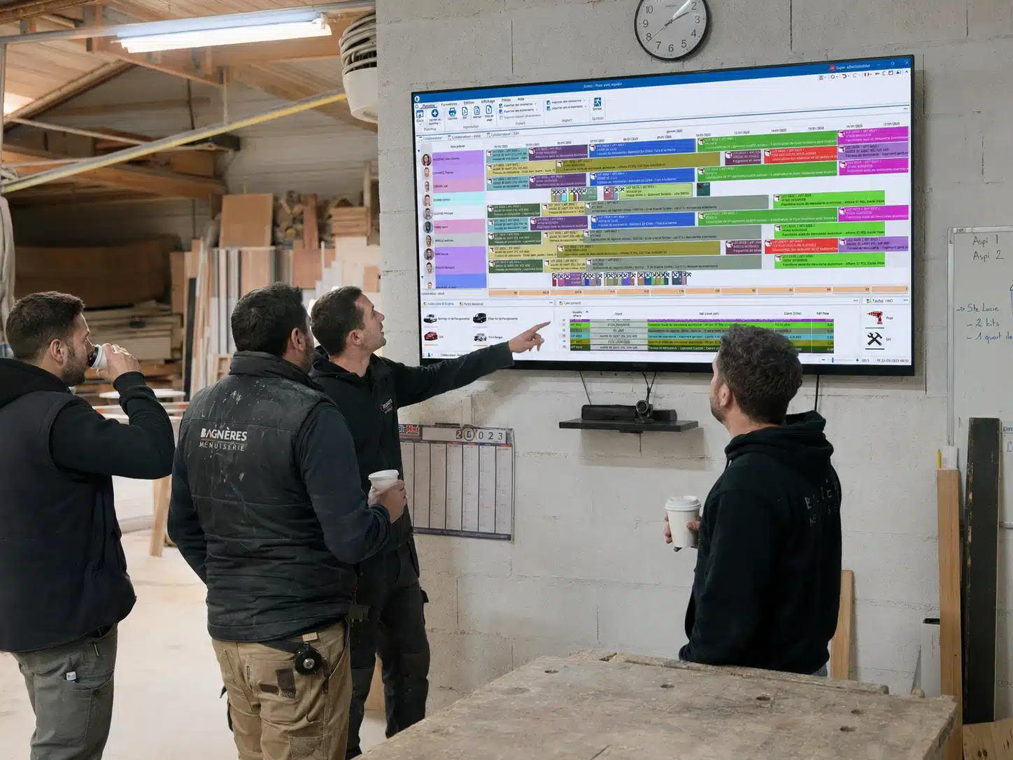 L'équipe en atelier devant le planning mural Visual Planning intégré par WhySoft